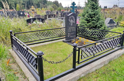 Ритуальная оградка из металла «Угловая №3» на кладбище :: «Ограды Дешево»